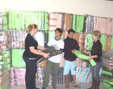 Iguatemi compra cobertores e entrega a famílias necessitadas. 