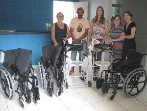 Prefeitura entrega cinco cadeiras de rodas