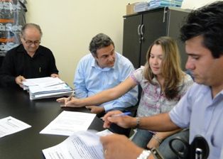 Prefeito Zé Roberto assina TAC no MP para melhorias na área de coleta e tratamento do lixo em Iguatemi.