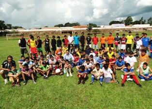 Meninos do futebol recebem a visita do Prefeito Zé Roberto. 