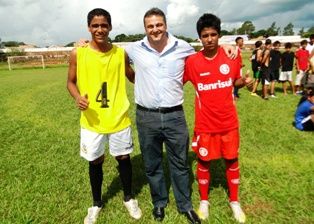 Jogadores revelações de Iguatemi recebem os cumprimentos do prefeito Zé Roberto.
