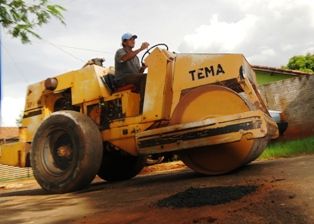 Prefeitura de Iguatemi inicia operação tapa buracos.