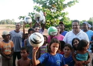 Prefeito Zé Roberto faz entrega de Kits Esportivos aos bairros.