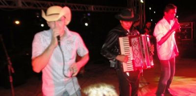 Atrações musicais locais foram aplaudidas pelo público na festa de Iguatemi.