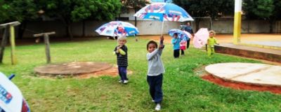 Alunos das creches e escolas municipais receberam guarda-chuvas para período chuvoso em Iguatemi.