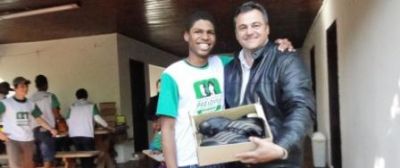 Adolescentes do Projovem recebem Calçados novos do município.