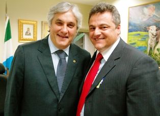 Prefeito de Iguatemi se reuniu com o senador Delcídio em Brasília – na pauta, Reforma do Estádio e Hidrelétrica Piray.