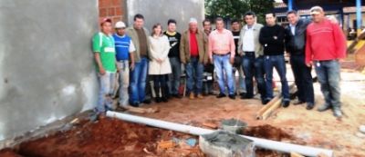 Prefeito e vereadores visitam obras da sede do CREAS em Iguatemi.