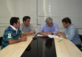 Zé Roberto solicita verbas federais para Iguatemi ao senador Delcídio do Amaral.