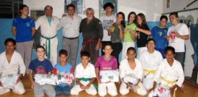 Prefeitura de Iguatemi entrega Quimonos aos caratecas do Peti.