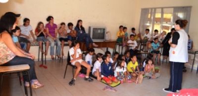 Crianças do Peti assistem apresentação teatral do JOCUM.