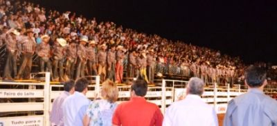 Cinco mil pessoas assistem show do Barra da Saia na terceira noite da Feira do Leite em Iguatemi.