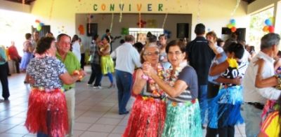 Centro de convivência dos idosos de Iguatemi realizam baile do Havaí.