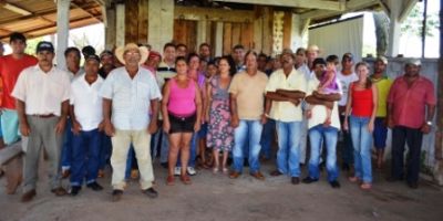 Pequenos produtores do Assentamento Colorado conheceram produção do frango Semi-caipira em Iguatemi.