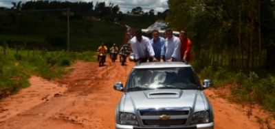 Festa carreata e emoção marcou a entrega do caminhão de leite no assentamento Auxiliadora em Iguatemi.