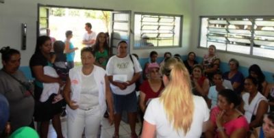 Mulheres do Assentamento Nossa Sra. Auxiliadora receberam palestra da Veterinária da Agraer e da Fisioterapêuta.