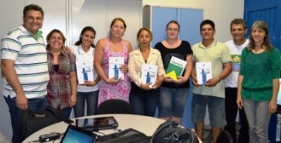 Universitários receberam livros da prefeitura de Iguatemi.