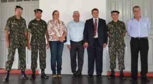 Prefeito Zé Roberto prestigia troca de comando no Destacamento Militar de Iguatemi