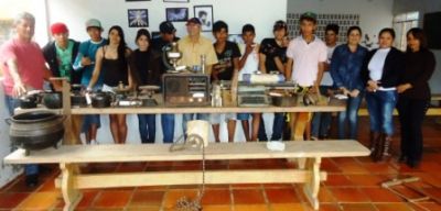 Alunos do Projovem recebem palestra sobre objetos antigos da história de Iguatemi.