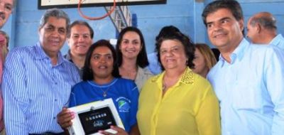 Secretária de Educação participa de evento de entrega de prêmios em Naviraí aos alunos de Iguatemi.