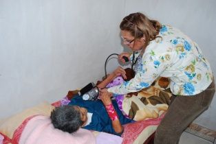 Médica da USF da Vila Rosa faz visitas domiciliares.