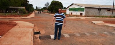 Prefeito Zé Roberto visita obras de asfalto na vila São Sebastião em Iguatemi.