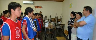 Prefeito entrega novos uniformes aos alunos do projeto Bom de Bola – Bom na escola.