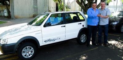 Deputado Paulo Corrêa entrega veículo para a Saúde ao prefeito Zé Roberto de Iguatemi.