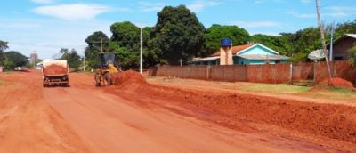 Prefeitura de Iguatemi faz retirada de “areião” na Vila  Rosa.