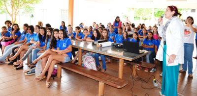 Pais e filhos recebem palestras nas escolas sobre o HPV em Iguatemi.