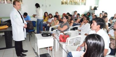 Profissionais de saúde de Iguatemi recebem treinamento para diagnosticar e tratar a Hanseníase.