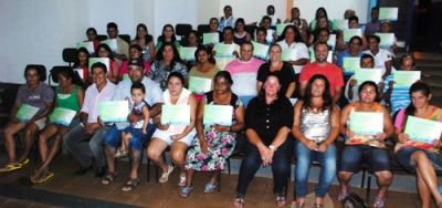 Alunos do Programa Brasil Alfabetizado recebem certificado de conclusão.