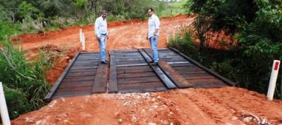 Secretaria de Obras reconstrói ponte e cabeceira na estrada da “Cachoeira”.