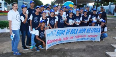 Polícia Militar e Projeto “Bom de Bola – Bom na Escola” realizam blitz educativa no centro de Iguatemi.