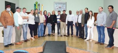 Secretário de saúde de Iguatemi apresenta três novos médicos. Agora são 7 médicos no município.