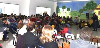 Alunos da Escola Brilho do Sol (Apae) de Iguatemi participam de palestra sobre drogas.