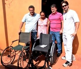 Secretaria de Saúde faz entrega de cadeiras de rodas a deficientes físicos. 