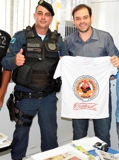 Coordenação do Programa Educacional de Resistência às Drogas- PROERD fez distribuição de camisetas.