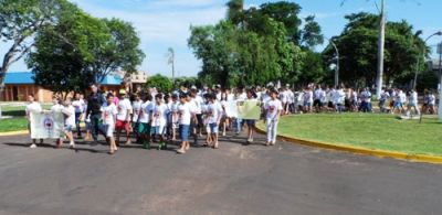 Passeata contra as Drogas e a Violência com alunos do PROERD reuniu centenas de crianças em Iguatemi.