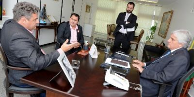 Prefeito de Iguatemi pede apoio do Senador Delcídio na questão indígena da região.