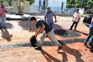 Equipe do “Tapa-buracos” intensifica trabalhos de recuperação do pavimento asfáltico após chuvas.