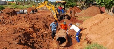 Secretaria de obras está implantando canalização na Vila Rosa.