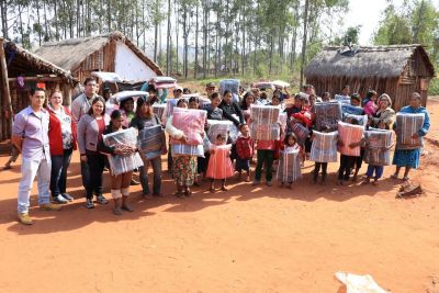 Assistência social de Iguatemi atende comunidade indígena “Pyelito Kue” com cobertores.