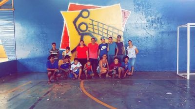 Servidores e amigos da escola revitalizam quadra da “Tancredo Neves”.