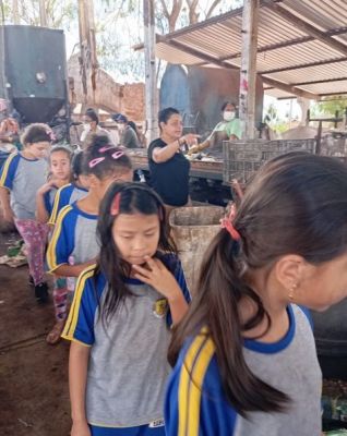 ALUNOS DO 2º ANO DA ESCOLA MUNICIPAL TANCREDO NEVES PARTICIPAM DE PALESTRA SOBRE RESÍDUOS SÓLIDOS NA COOPERATIVA DE RECICLAGEM-COOPERCI.