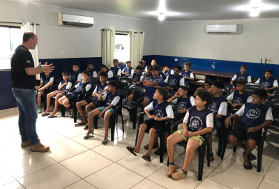 ALUNOS DO PROJETO “BOM DE BOLA BOM NA ESCOLA” PARTICIPAM DE PALESTRA EDUCATIVA MINISTRADA PELA POLÍCIA CIVIL DE IGUATEMI.
