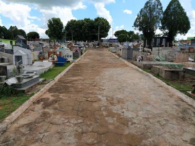 SECRETARIA MUNICIPAL DE OBRAS REALIZA LIMPEZA GERAL DO CEMITÉRIO MUNICIPAL.