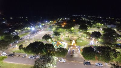 PRAÇA CENTRAL COMEÇA A RECEBER ILUMINAÇÃO E DECORAÇÃO ESPECIAL DE NATAL.