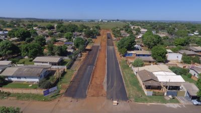 APÓS A IMPLANTAÇÃO DA DRENAGEM, A RUA MARECHAL RODON E AVENIDA LINDOLFO MARTINS FARIAS ESTÃO RECEBENDO A PAVIMENTAÇÃO ASFÁLTICA.