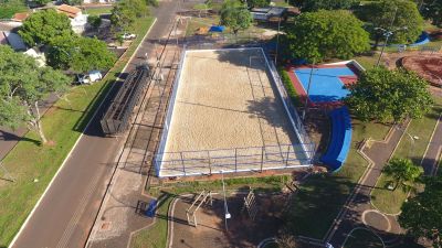 ARENA DE AREIA MULTIUSO, NA PRAÇA MARCÍLIO AUGUSTO PINTO, FOI TOTALMENTE REFORMADA PELA ADMINISTRAÇÃO MUNICIPAL.